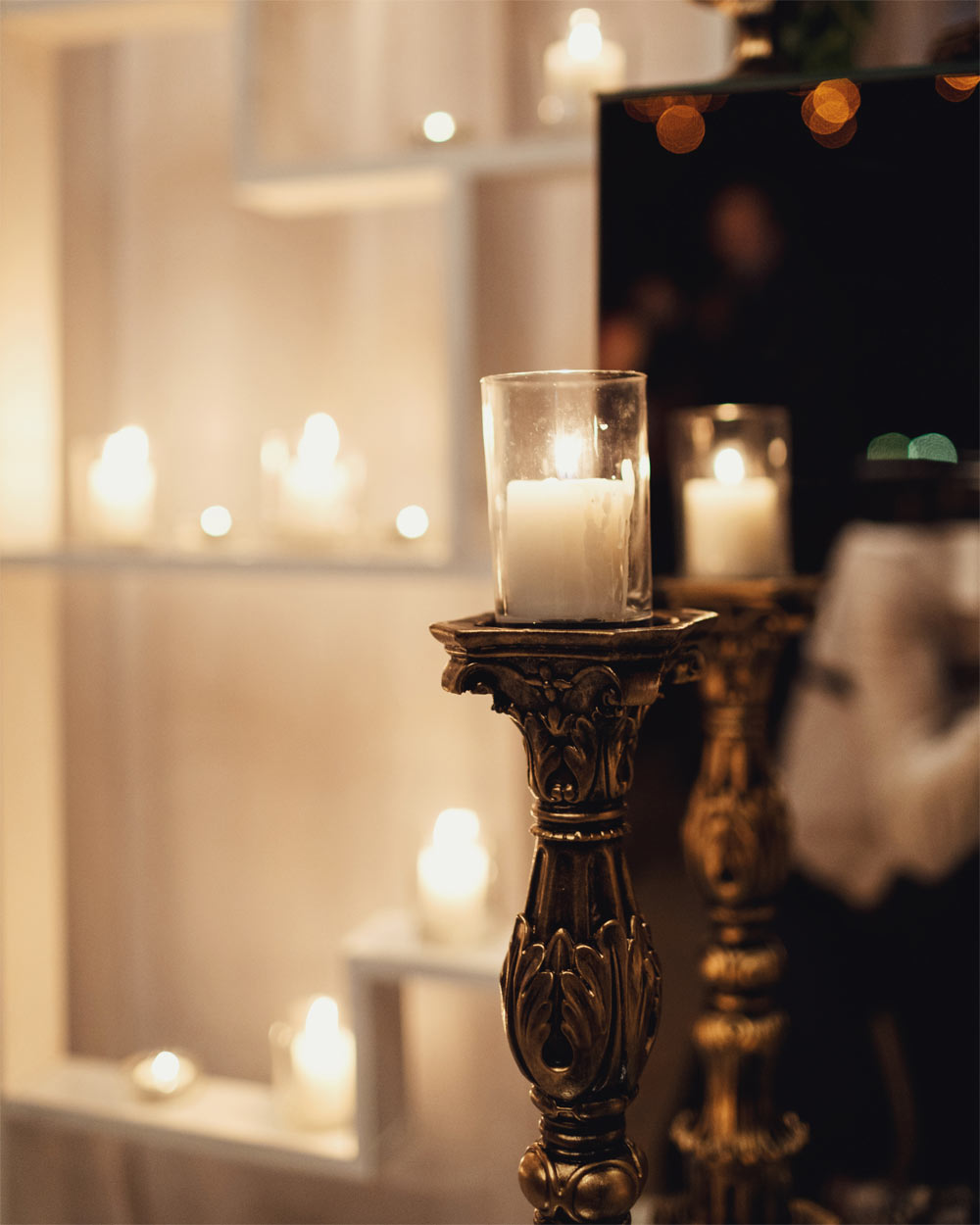 Úvodná fotka — interiér predajne / kvetinová výzdoba / detail rakvy (1000×1250 px, formát 4:5, portrait)